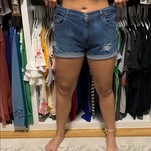 ♥️ Levi’s hand distressed mom jean shorts ♥️ - Picture 3 of 3